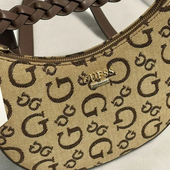 Guess - Picture 6 of 11